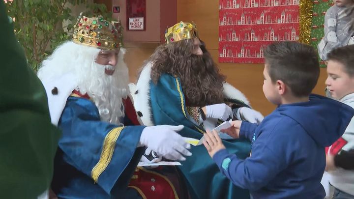 Los Reyes Magos entregan regalos a los niños en el Hospital Príncipe de Asturias de Alcalá de Henares