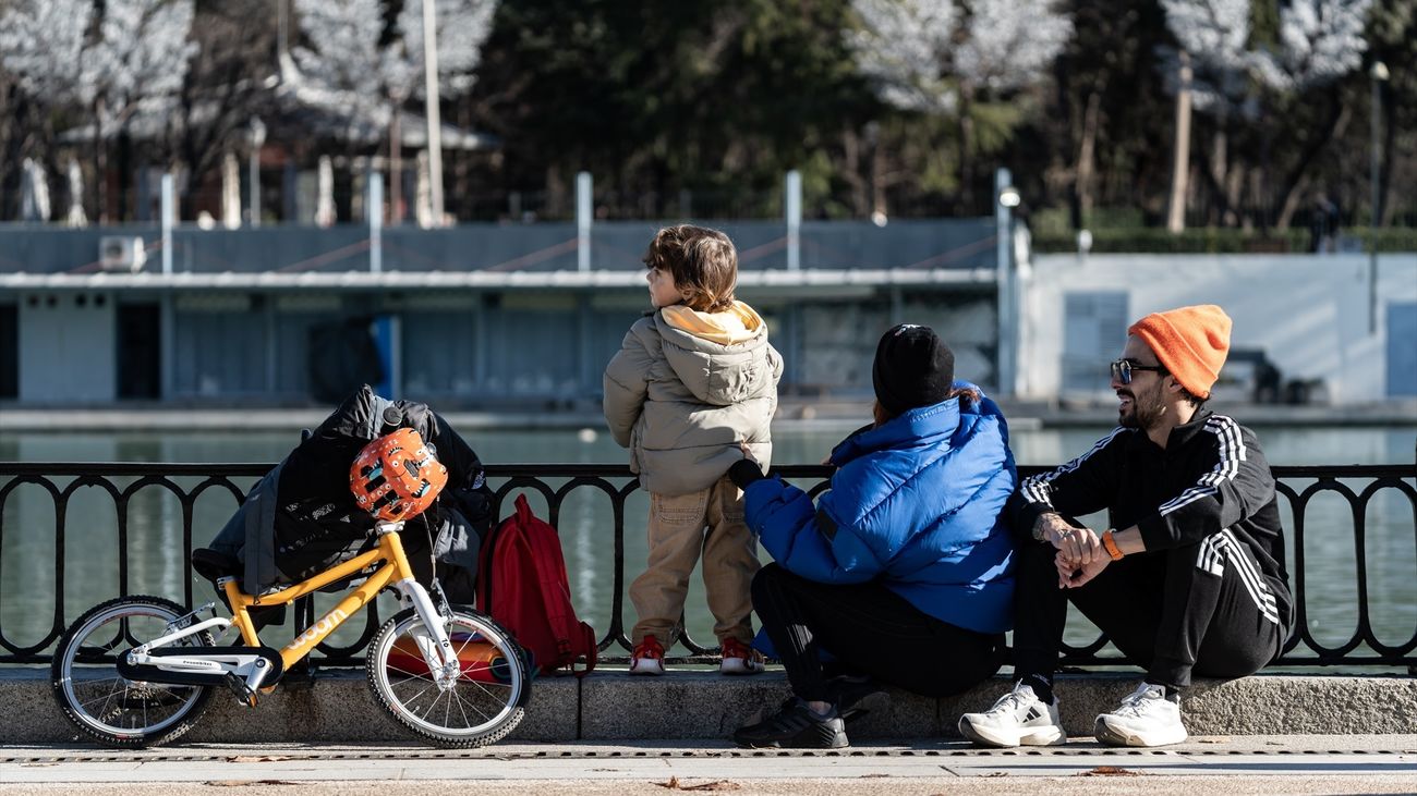 Varios niños juegan con sus juguetes, en el Parque de El Retiro