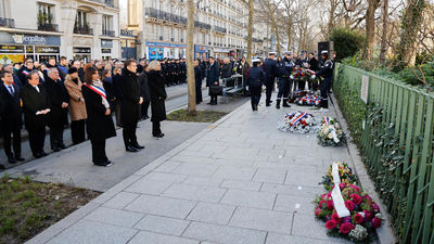 Francia recuerda emocionada a las víctimas de Charlie Hebdo, diez años después de los atentados