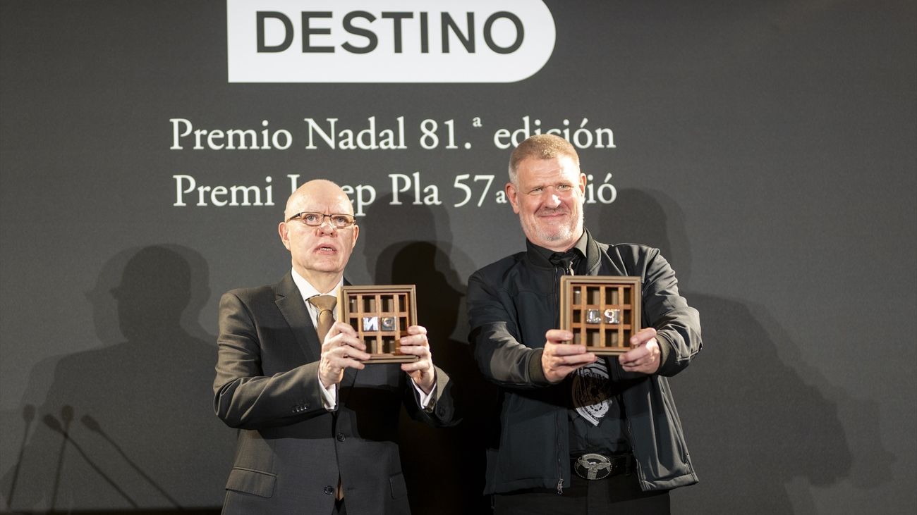 Jorge Fernández Díaz junto a David Bueno, reciben el 81 Premio Nadal de novela en español