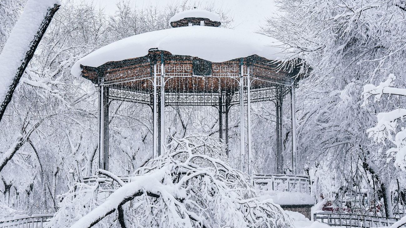 Templete de música del Parque del Egido de Pinto durante la nevada de enero de 2021