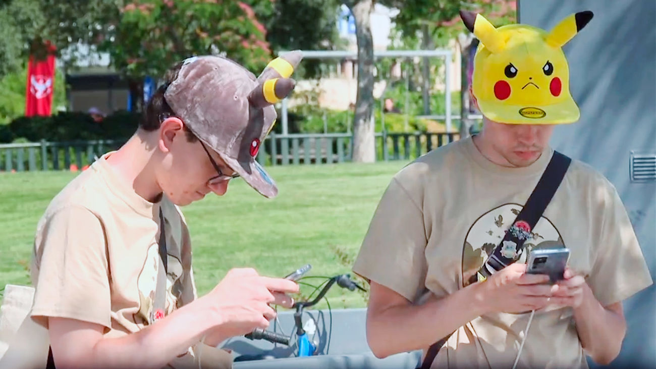 Dos participantes de la Pokémon GO Fest Madrid 2024