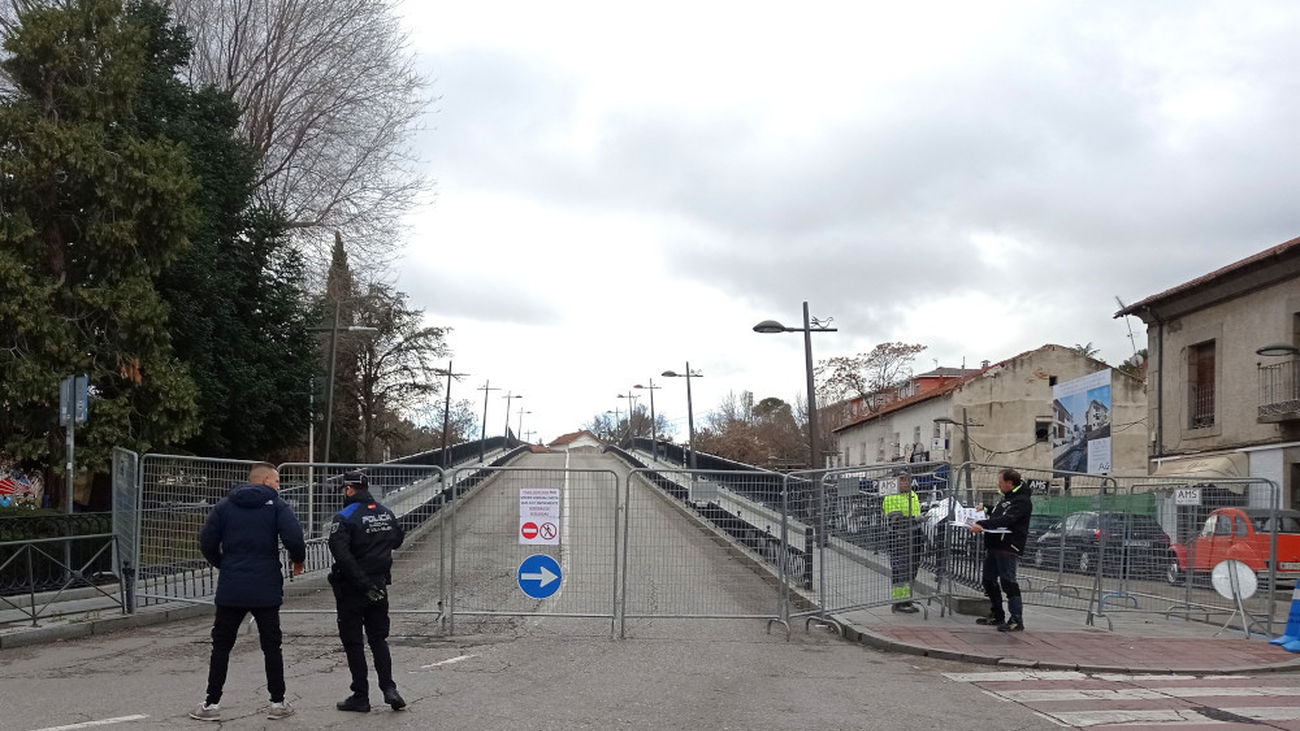 Puente de la Estación en Collado Villalba cerrado al tráfico y los peatones