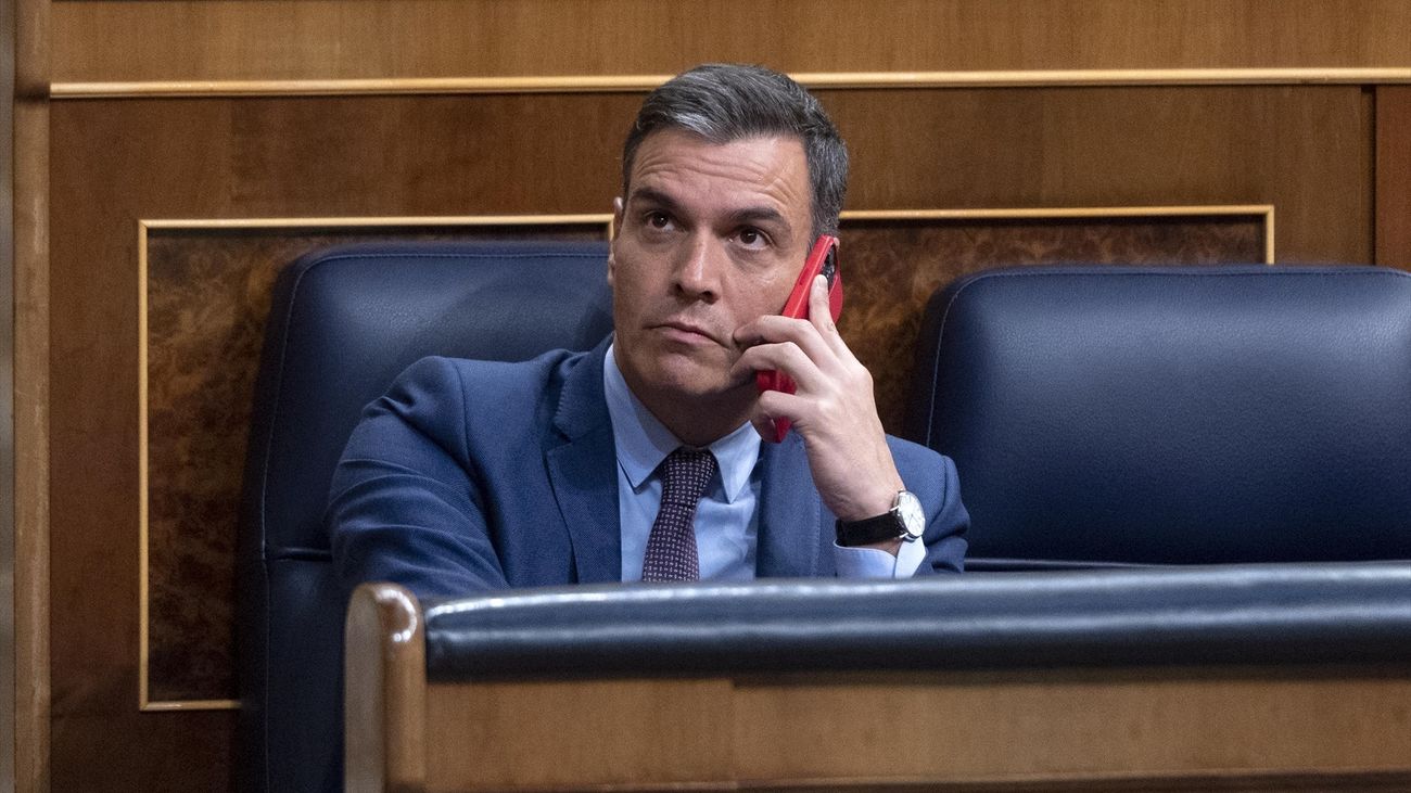 El presidente del Gobierno, Pedro Sánchez, habla por el teléfono