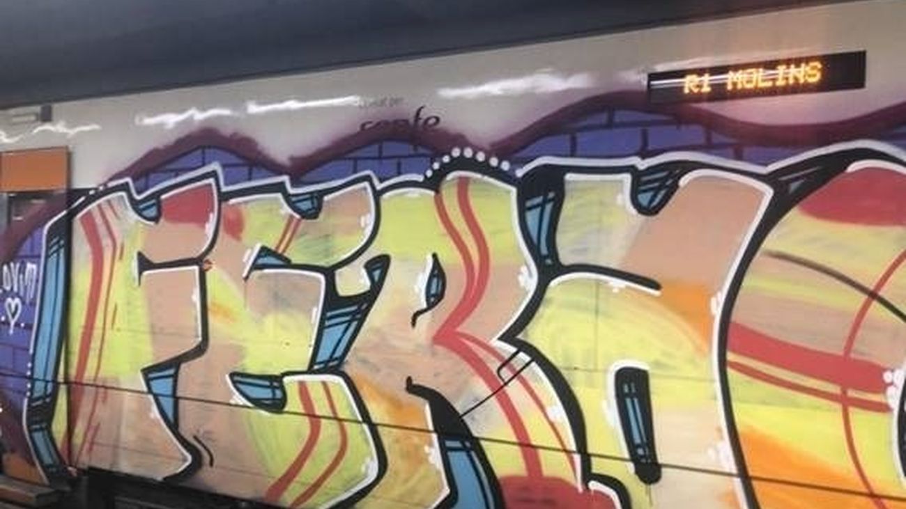 Tren pintado con grafitis