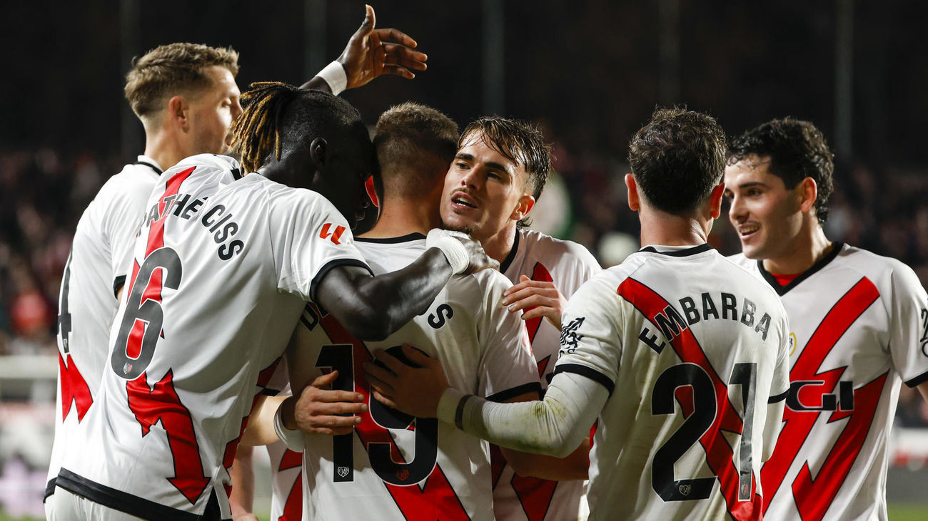 Los jugadores del Rayo Vallecano celebran el gol de Jorge De Frutos ante el Celta