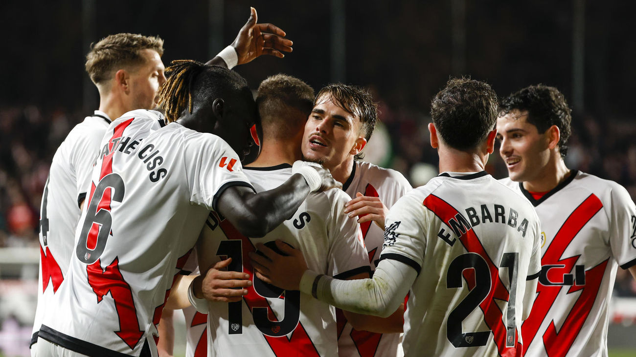 Los jugadores del Rayo Vallecano celebran el gol de Jorge de Frutos ante el Celta