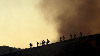 5 muertos, cientos de miles evacuados, preestrenos suspendidos... el balance de los incendios de California