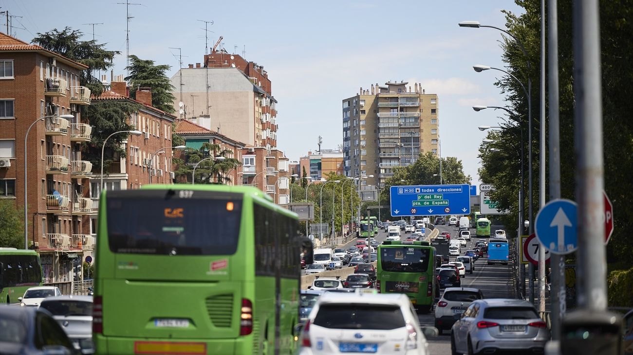 Coches y autobuses circulando por la A-5