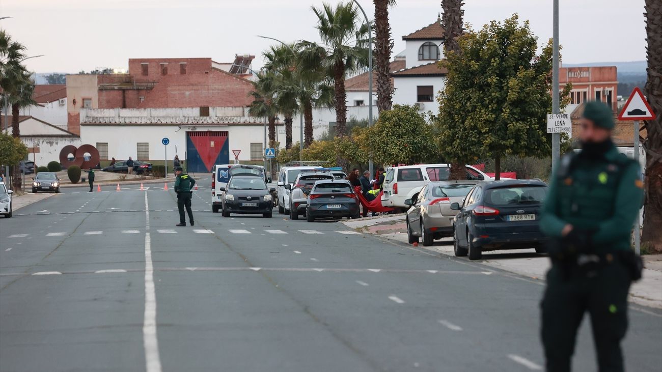 Los servicios funerarios y la Guardia Civil trabajan en el lugar del apuñalamiento de un joven en Gerena, Sevilla