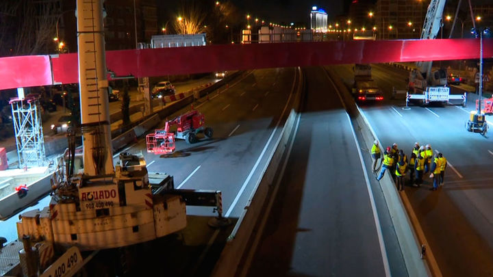 Obras de instalación de una nueva pasarela en la A-2