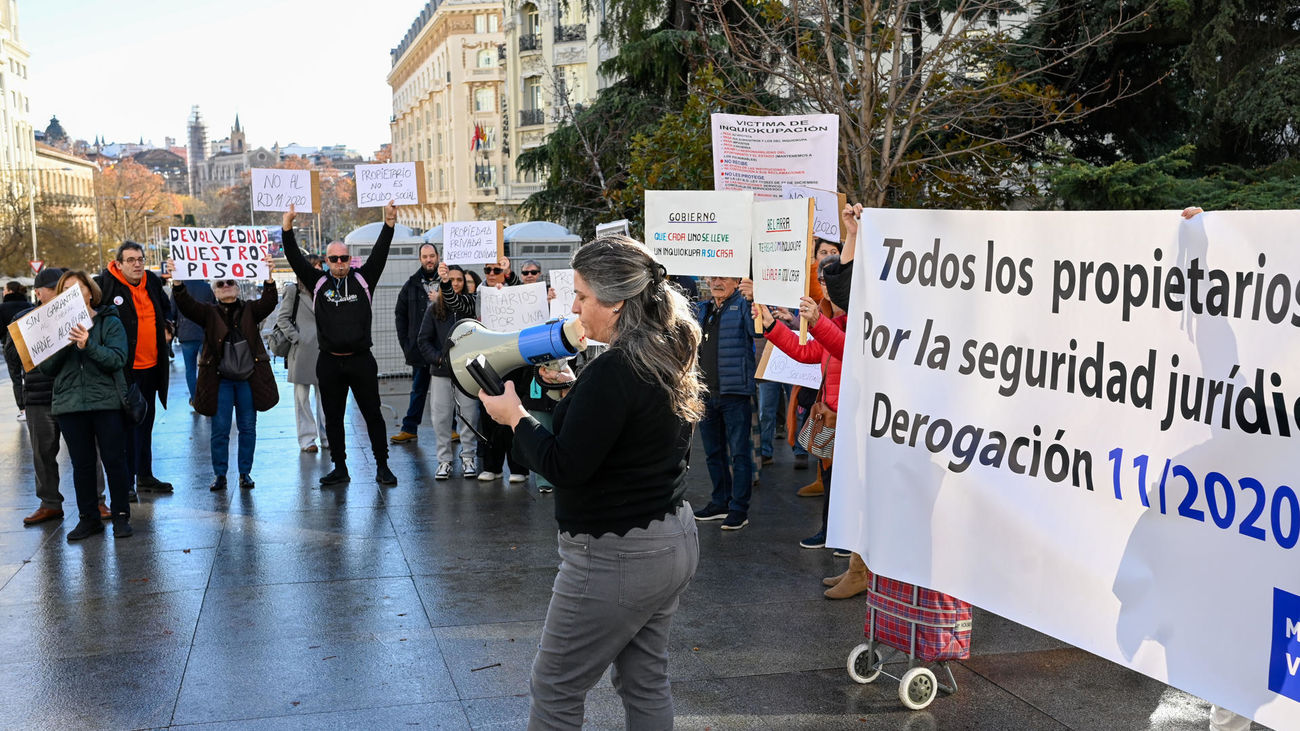 Propietarios de pisos ocupados se manifiestan contra la suspensión de desahucios