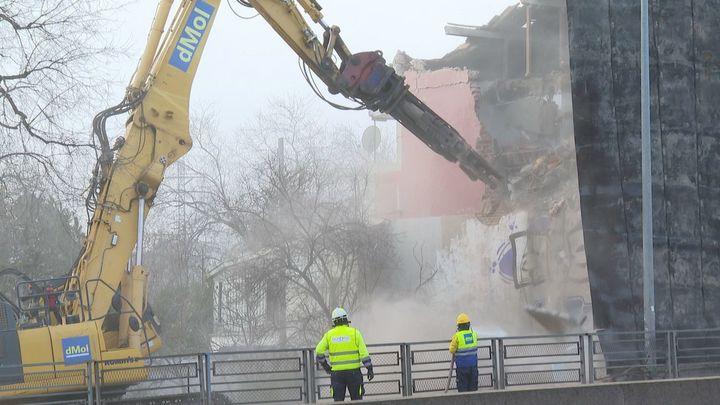 Arrancan las obras en la A-5 con la demolición de tres edificios y cortes de tráfico