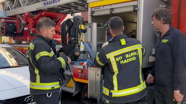 Bomberos acuden a apagar el fuego en un edificio del distrito de Carabanche