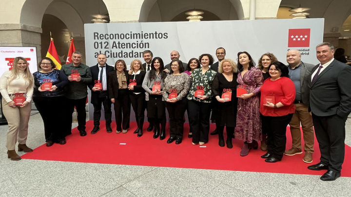 La Comunidad de Madrid premia a los empleados más veteranos del servicio 012 de Atención al Ciudadano