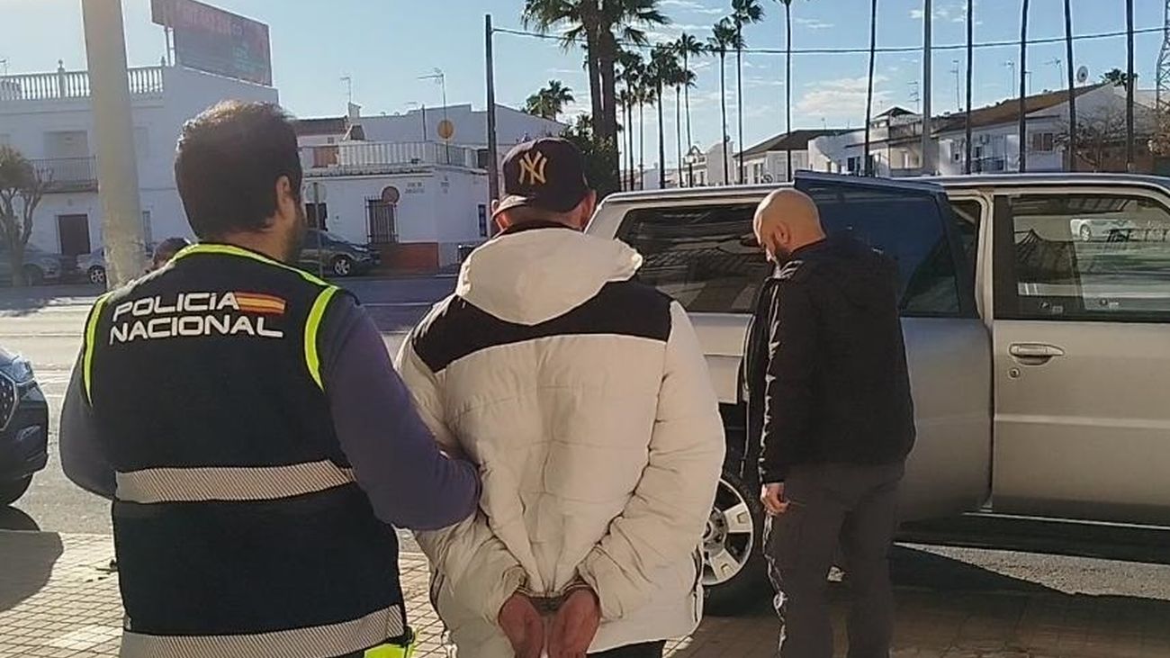 Momento en el que la Policía detiene en Lepe (Huelva) a uno de los supuestos miembros de la organización dedicada a la trata de seres humanos