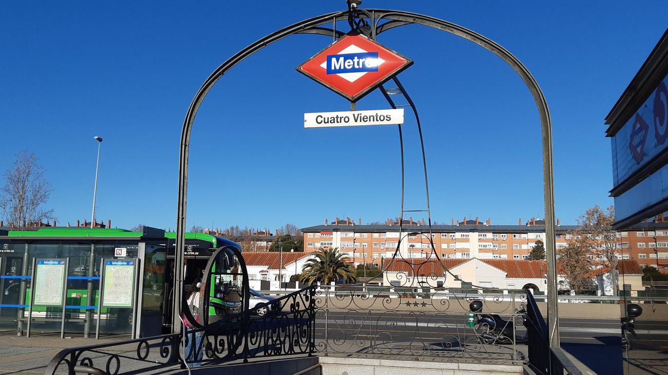 Estación de metro Cuatro Vientos y paradas de autobús en la A-5