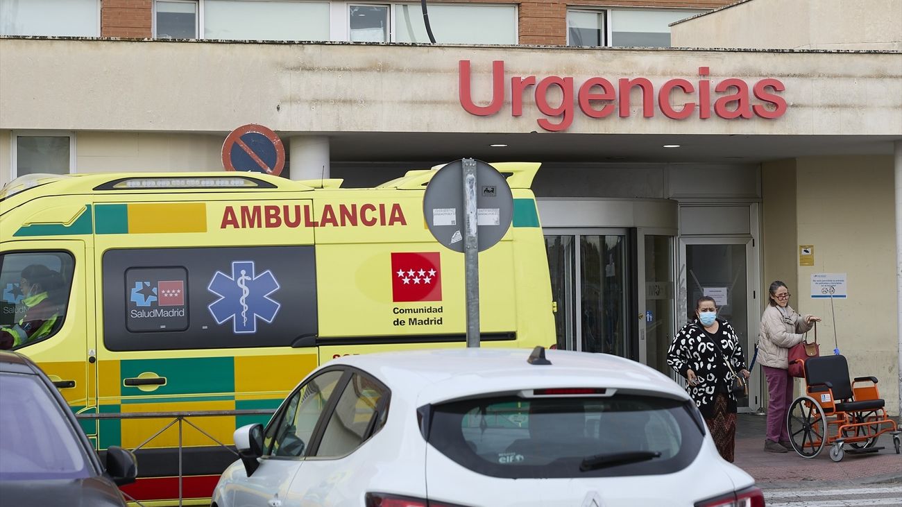 Una ambulancia en las Urgencias del Hospital 12 de Octubre