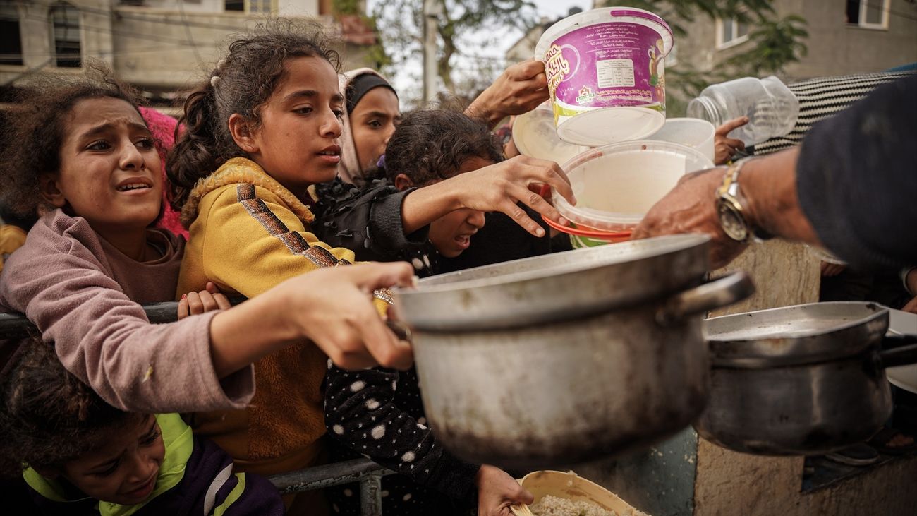 Niños en una cola de reparto de alimentos en Gaza