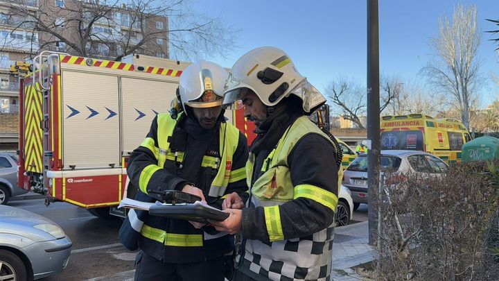 Bomberos trabajando en el incendio de una vivienda de Móstoles