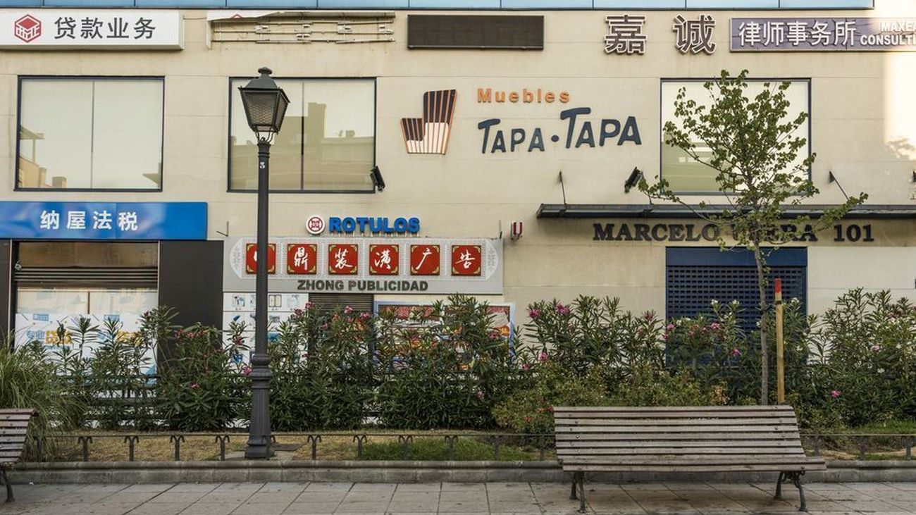 Plaza de Julián Marías cerca de la calle Marcelo Usera