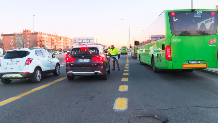 Tráfico denso en la A-5 por las obras de soterramiento