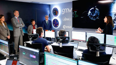 Felipe VI visita la empresa tricantina GMV, referente español en el sector espacial