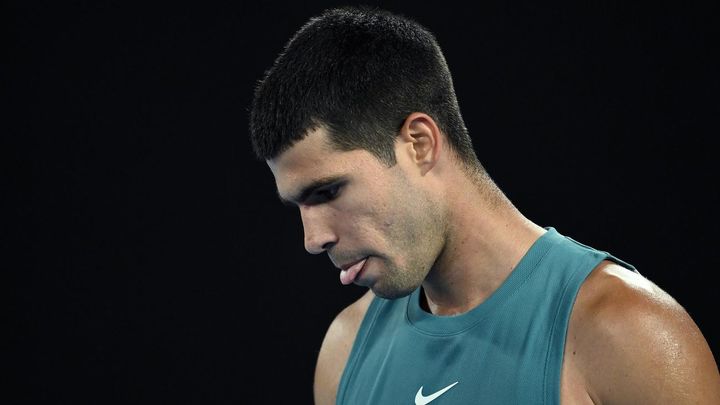 Un irreconocible Alcaraz se despide de Australia ante Djokovic