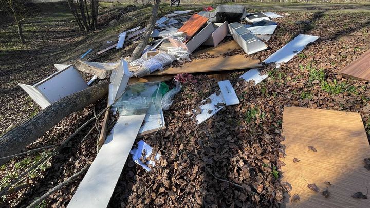 Denuncian vertidos ilegales, fogatas y daños a árboles en fincas municipales de Algete