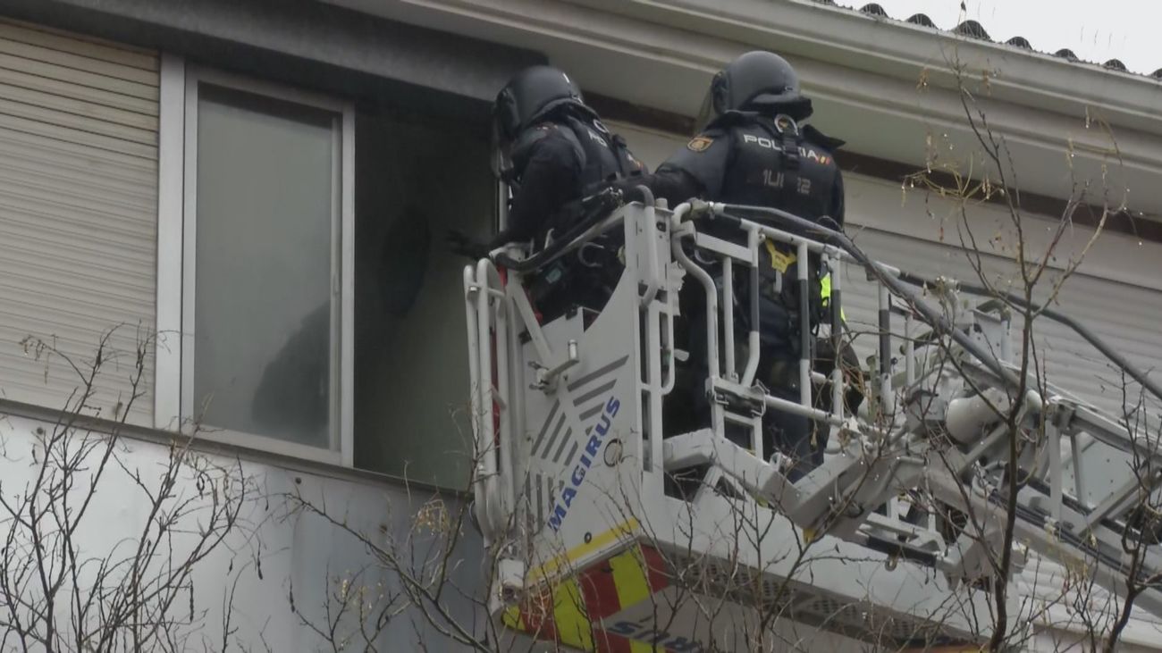 Policías nacionales acceden a una vivienda en Puente de Vallecas para proceder a un desahucio