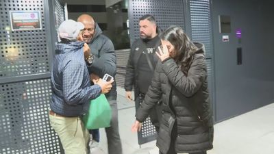 Máxima tensión en una protesta vecinal ante el edificio de lujo okupado en Carabanchel