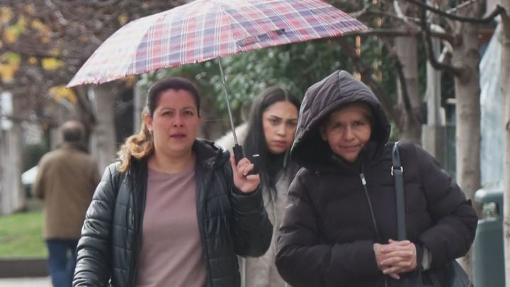 Dos mujeres con paraguas en Madrid