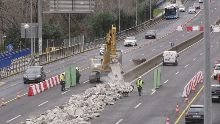 El cierre de pasos subterráneos por las obras en la A-5 aísla a los vecinos de Batán y Lucero