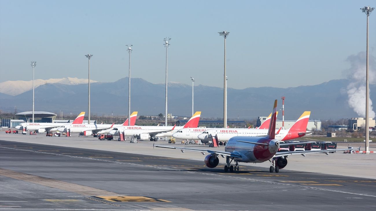 Aviones aparcados en las pistas del aeropuerto de Barajas