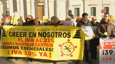 El sector de la peluquería protesta frente al Congreso para exigir al Gobierno una bajada del IVA