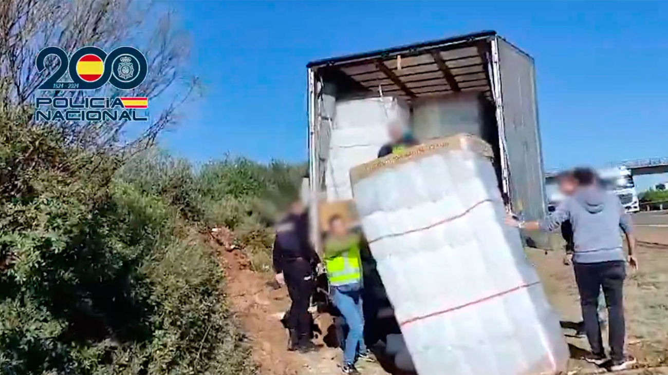 Un camión con 500 kilos de marihuana cruza la mediana de la A-66 en Mérida (Badajoz) tras embestir a la Policía