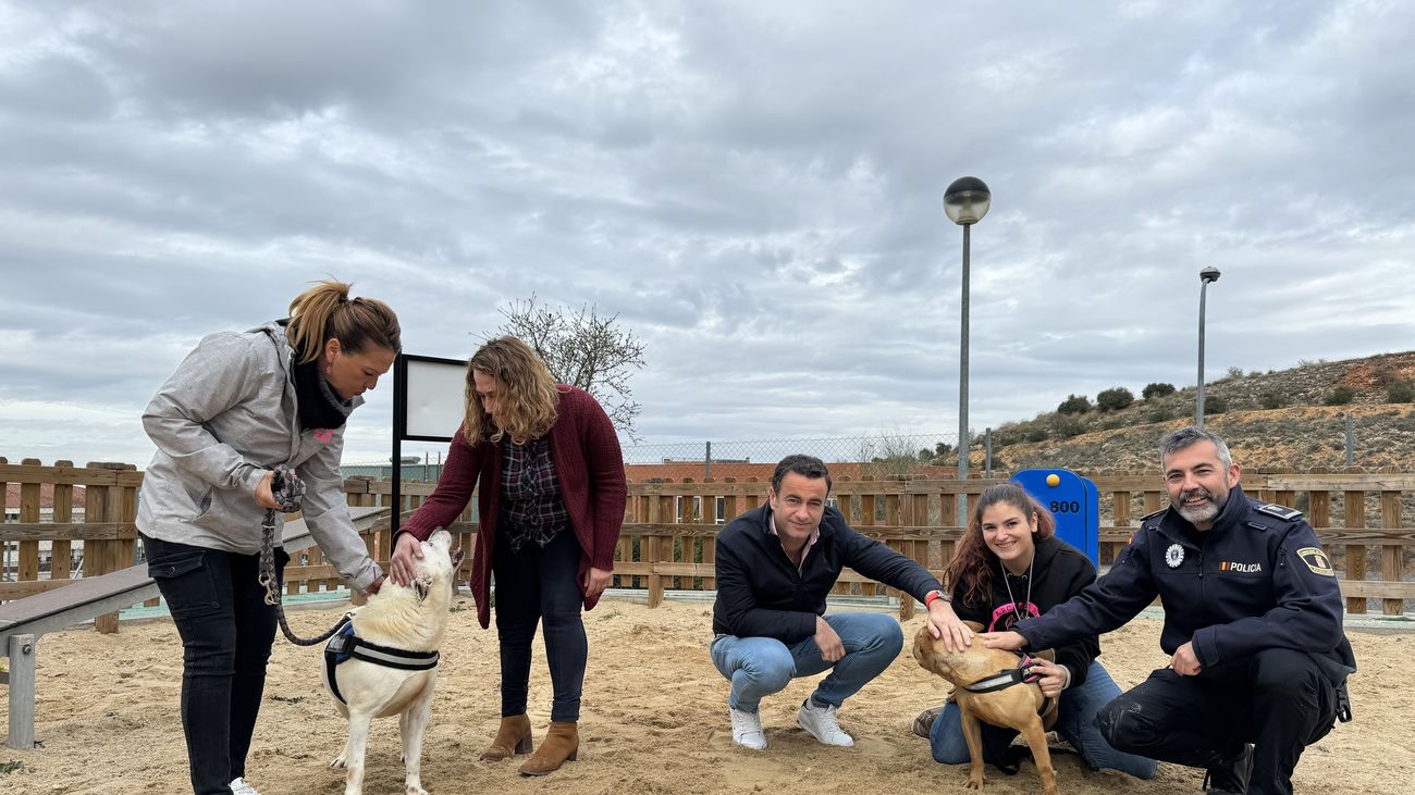 Miembros de la Corporación campeña y de la Policía Local con perros rescatados por los agentes