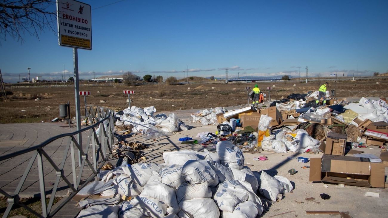 Retirada de escombros y otros materiales en una zona de prohibición de vertidos de Alcorcón