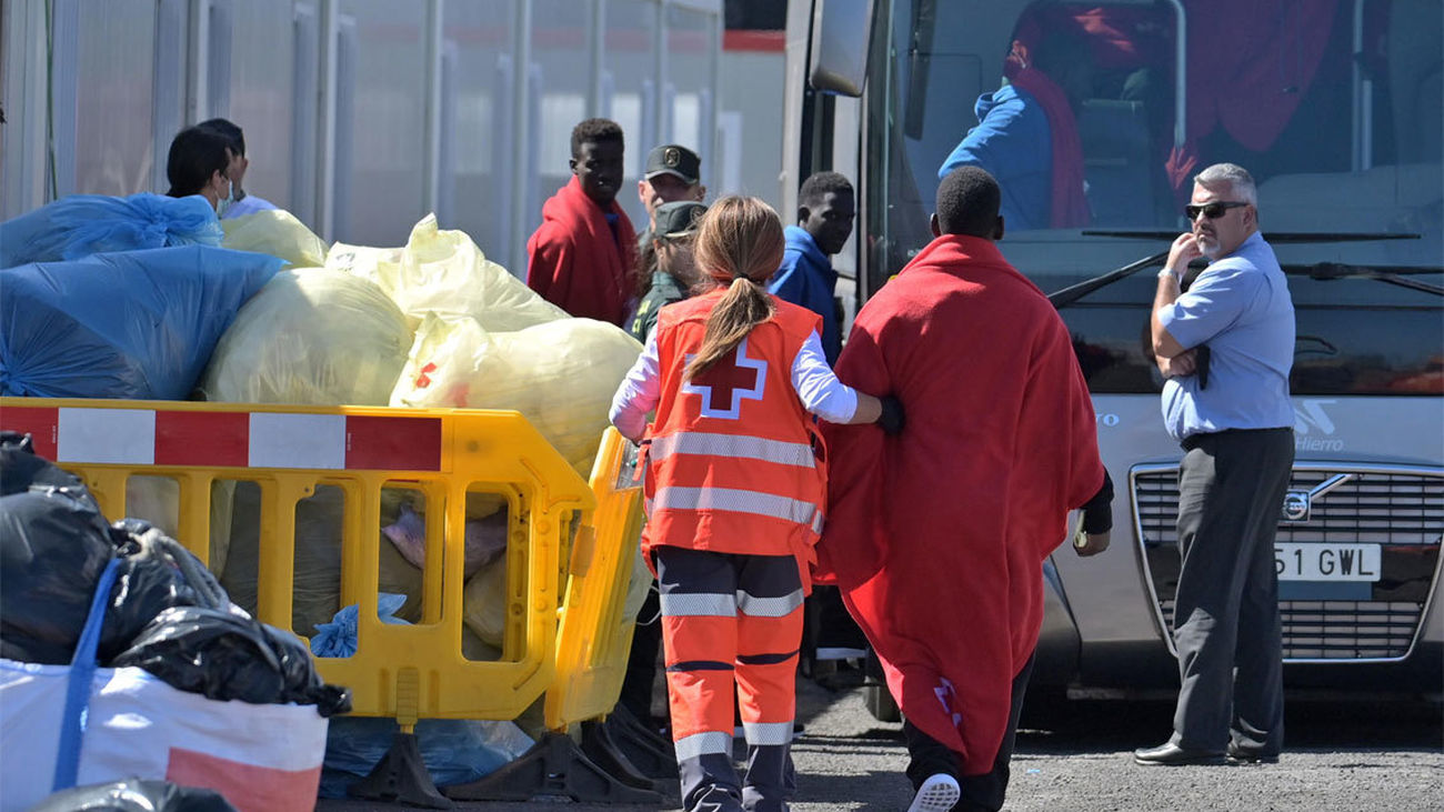 Inmigrantes tras su llegada al puerto de La Restinga en El Hierro