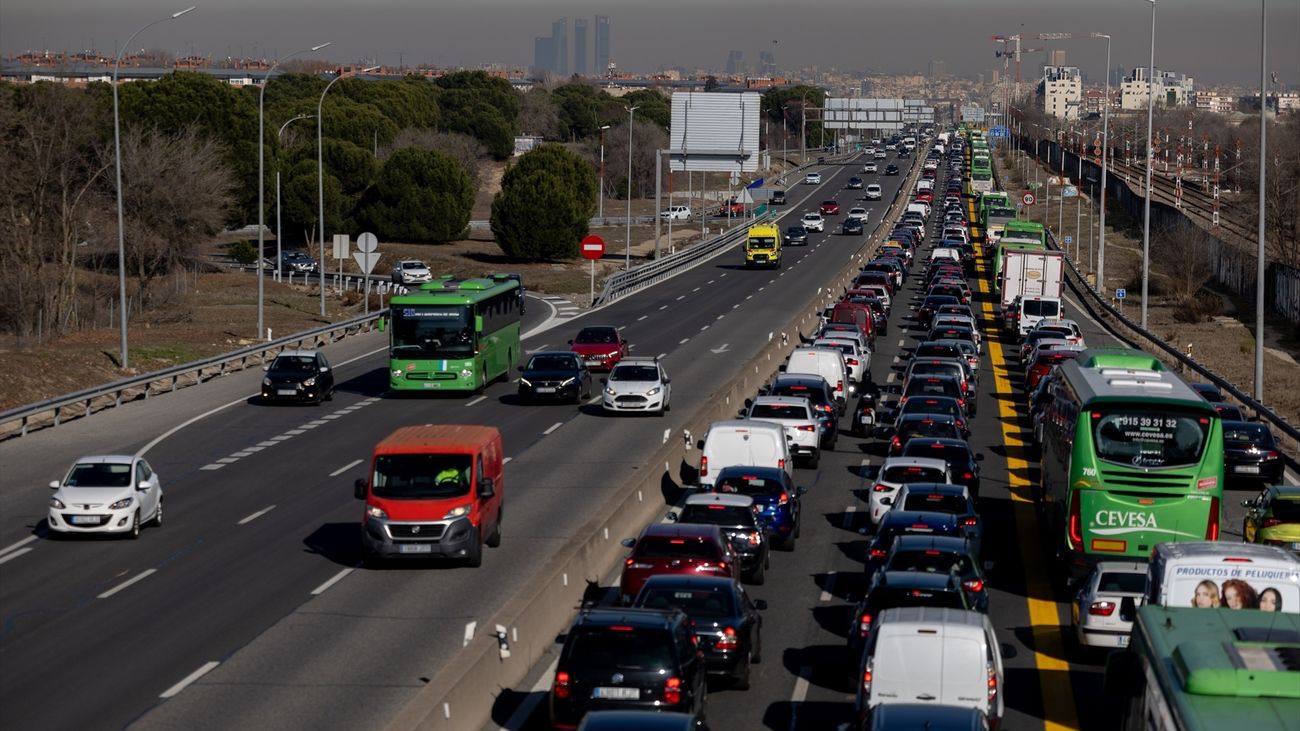 Tráfico de entrada a Madrid en la A-5 con el carril bus habilitado durante las obras