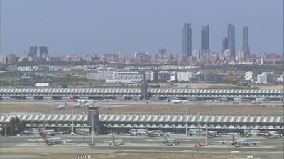 Un vuelo Madrid-Roma aterriza de emergencia en Barajas por una avería: "Nos chocamos contra los asientos delanteros"