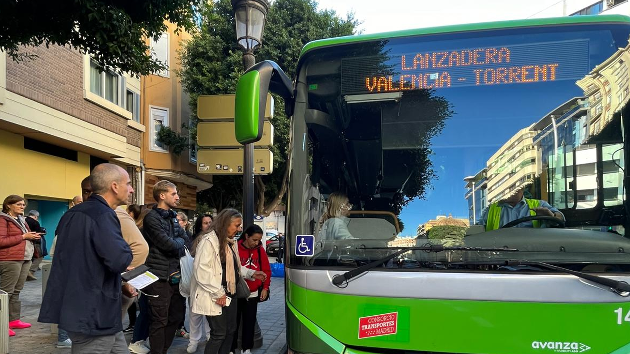 Autobús interurbano del Consorcio madrileño realizando una ruta en Valencia