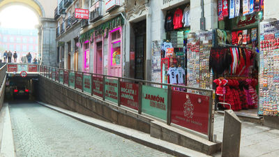 Adiós a los tenderetes de souvenirs en los soportales de la Plaza Mayor