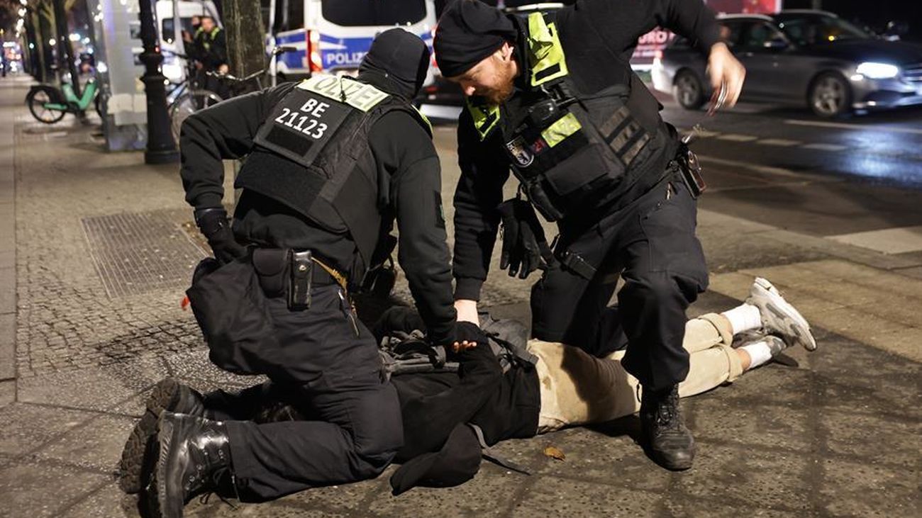 Momento de la detención del sospechoso de apuñalar a un turista español en Berlín