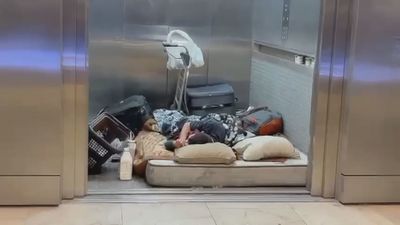 Durmiendo en el ascensor de la T-4 en Barajas: 500 sintecho se refugian en el aeropuerto