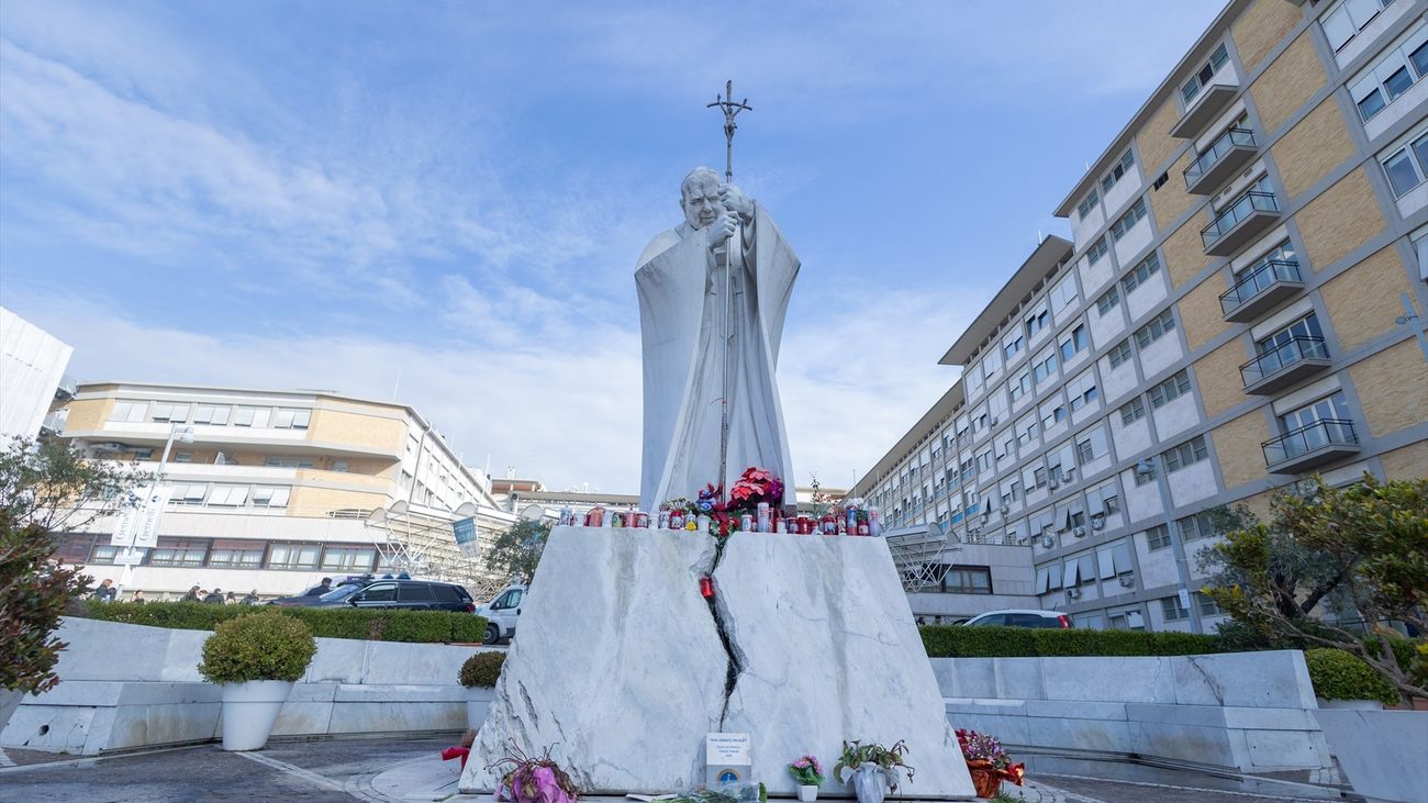 Altar improvisado ante el hospital Gemelli de Roma