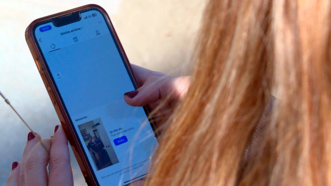 Una joven con su teléfono móvil