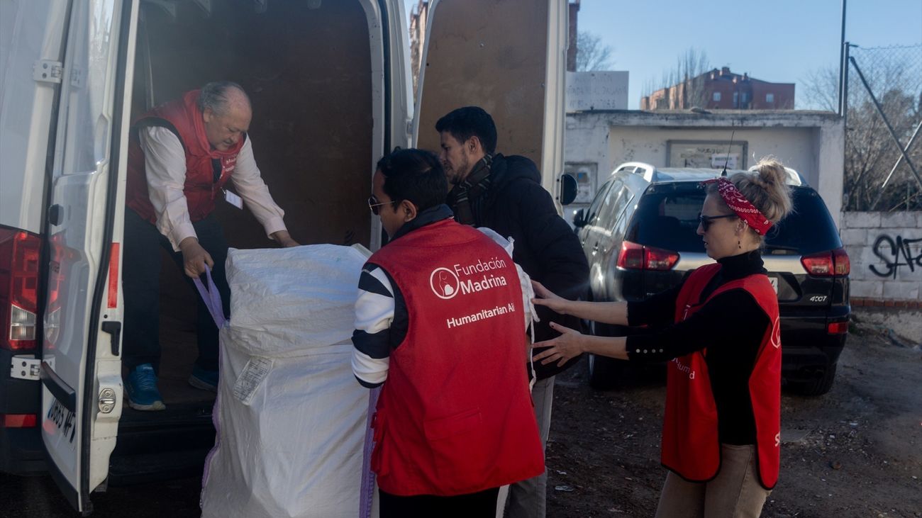 Voluntarios de la Fundación Madrina cargan un vehículo