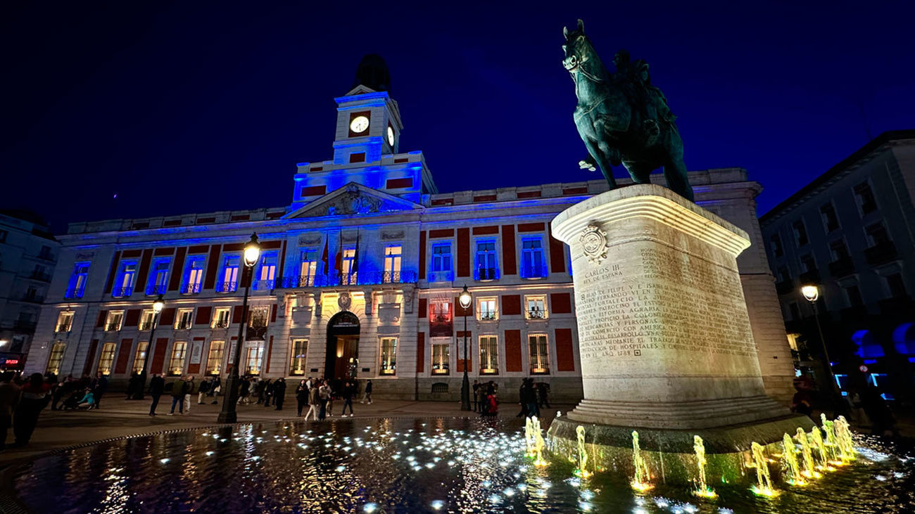 La Real Casa de Correos se ilumina con los colores de la bandera de Ucrania