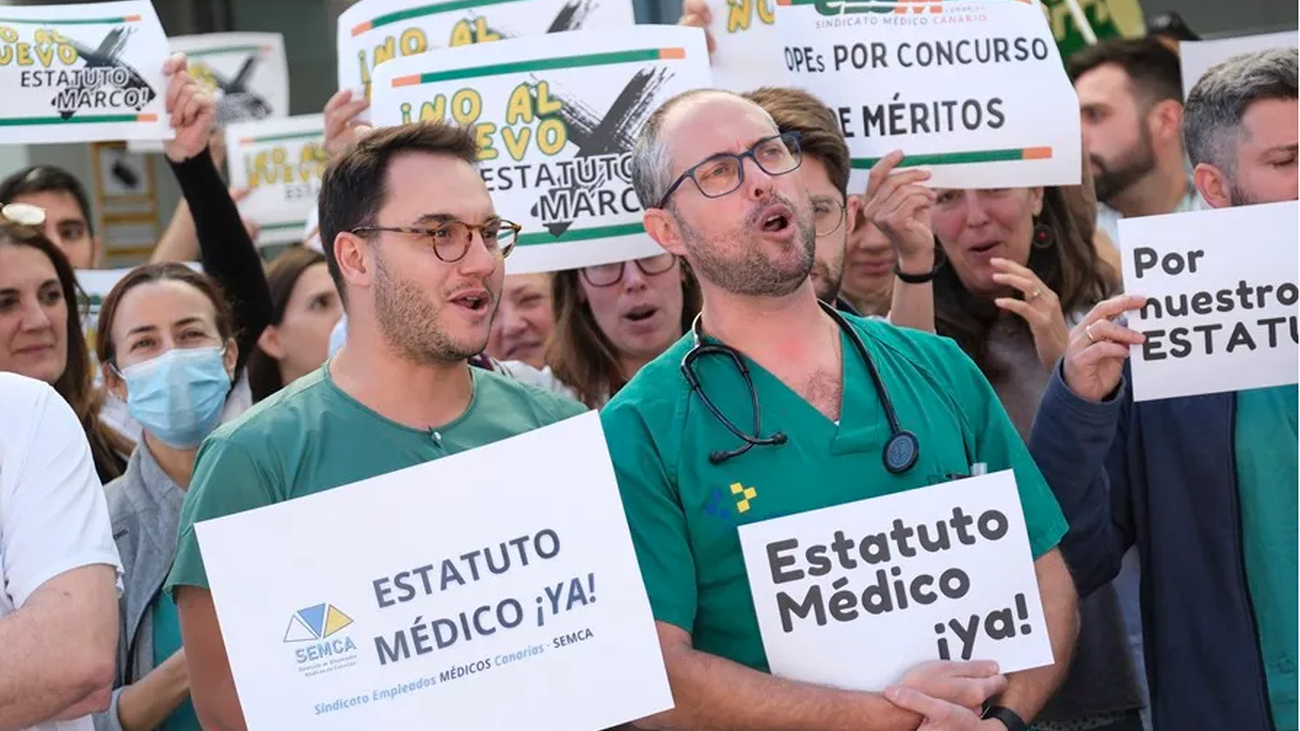 Médicos y sanitarios del Hospital Universitario de Canarias (HUC), en La Laguna (Tenerife), participan en una manifestación